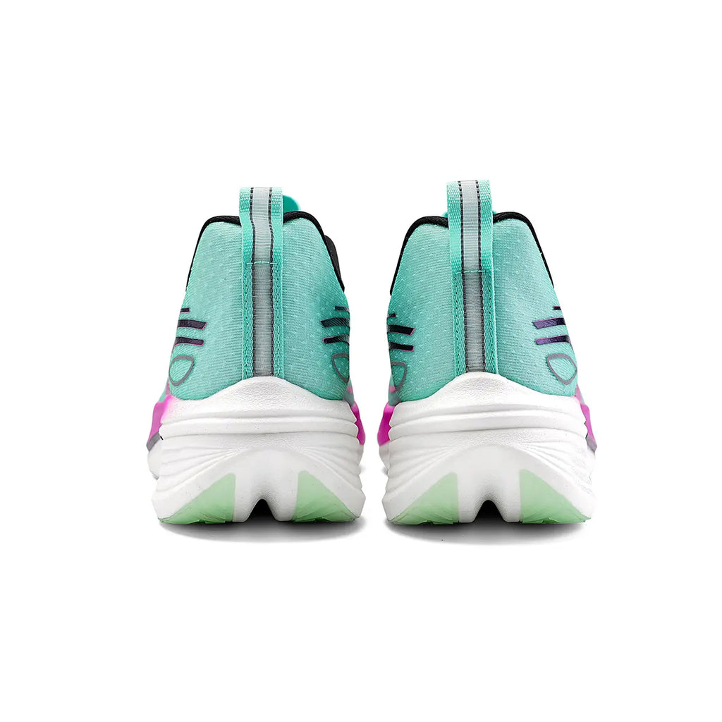 Jogger wearing IRUNSVAN CARBON SPEED VISION 1.0 competitive carbon sneakers